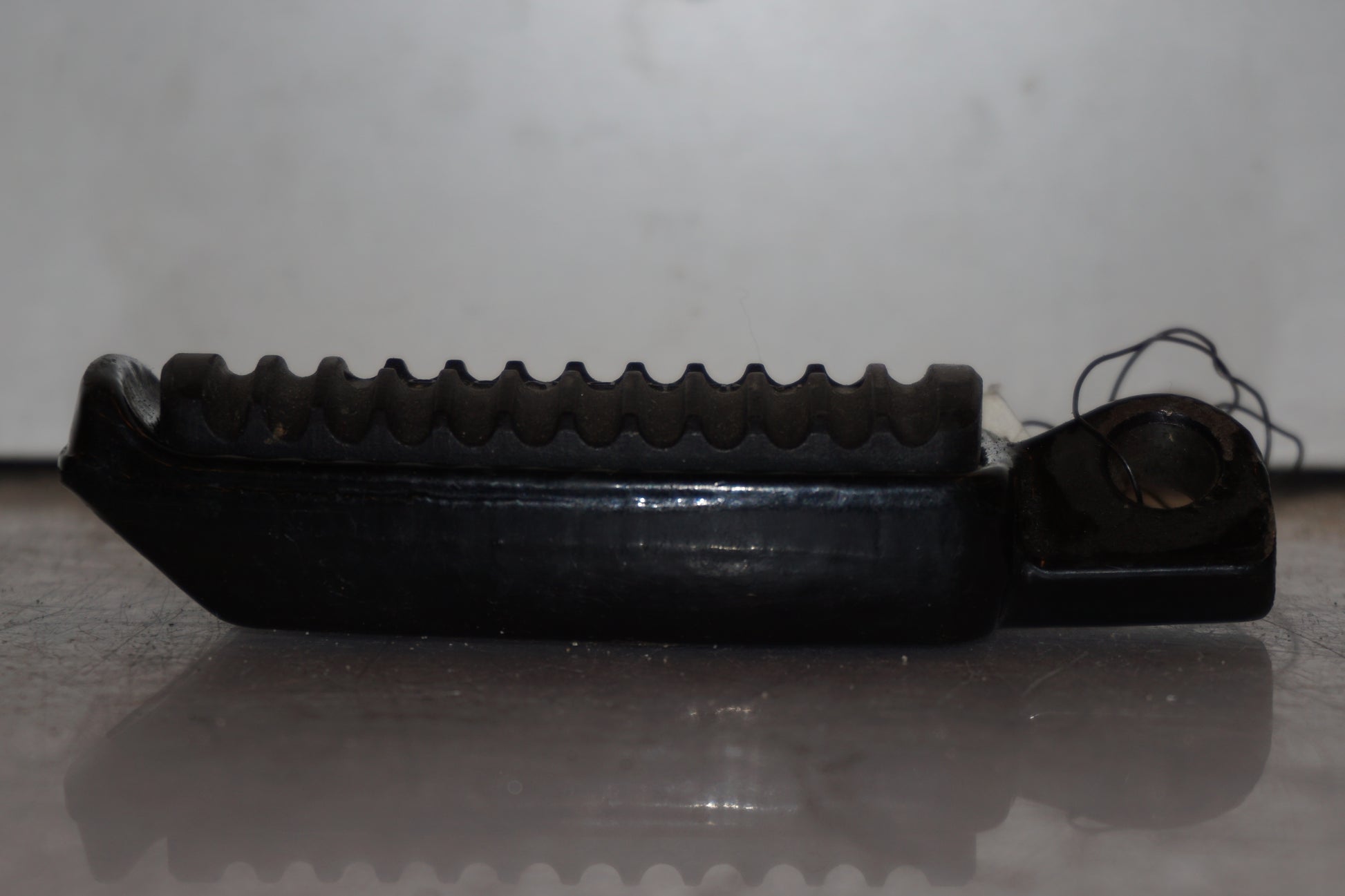 Vänster sida på Fotpinne från en H-D V-Rod 1130 -2006 motorcykel.