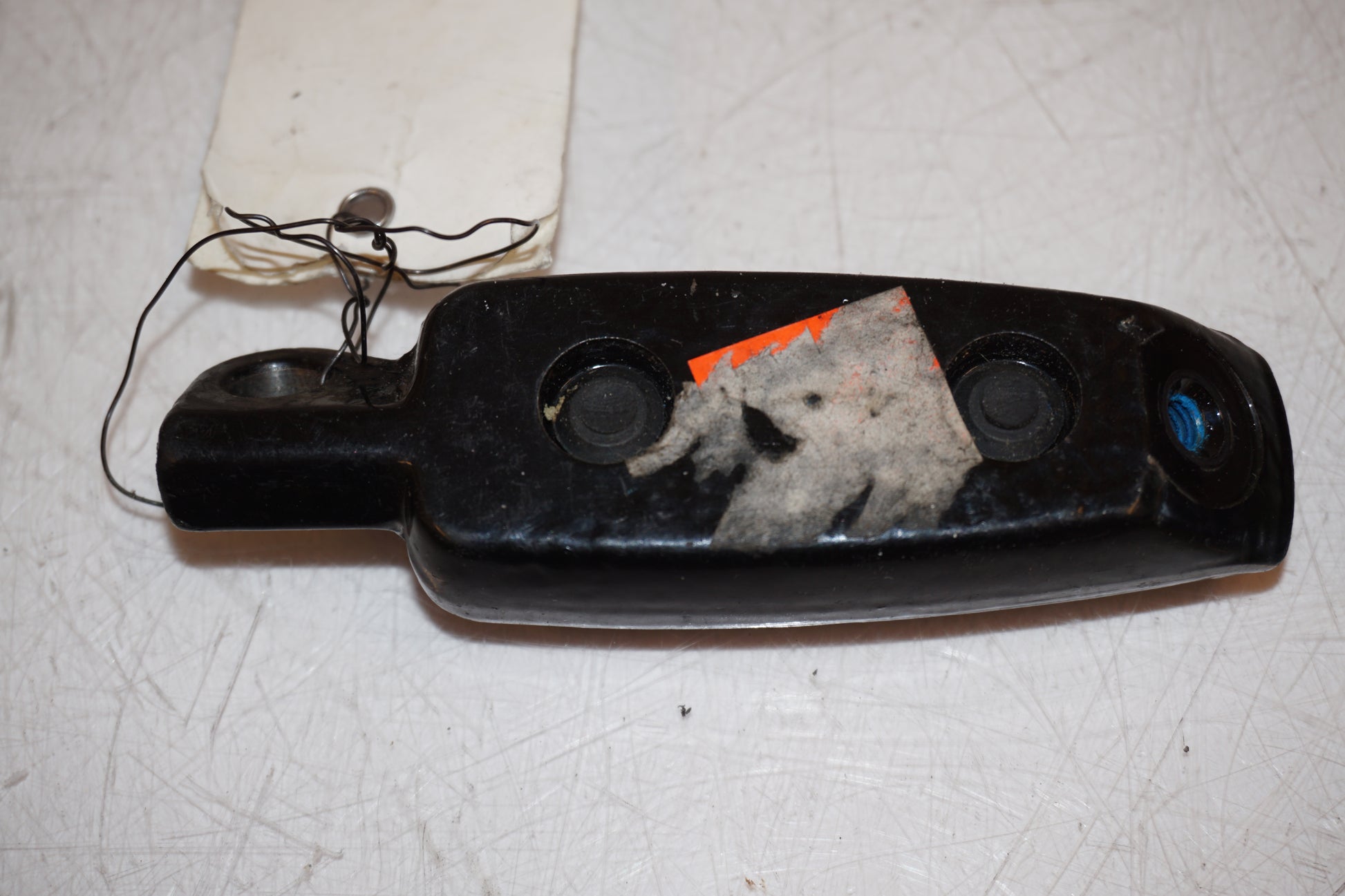 Snett nerifrån på Fotpinne från en H-D V-Rod 1130 -2006 motorcykel.