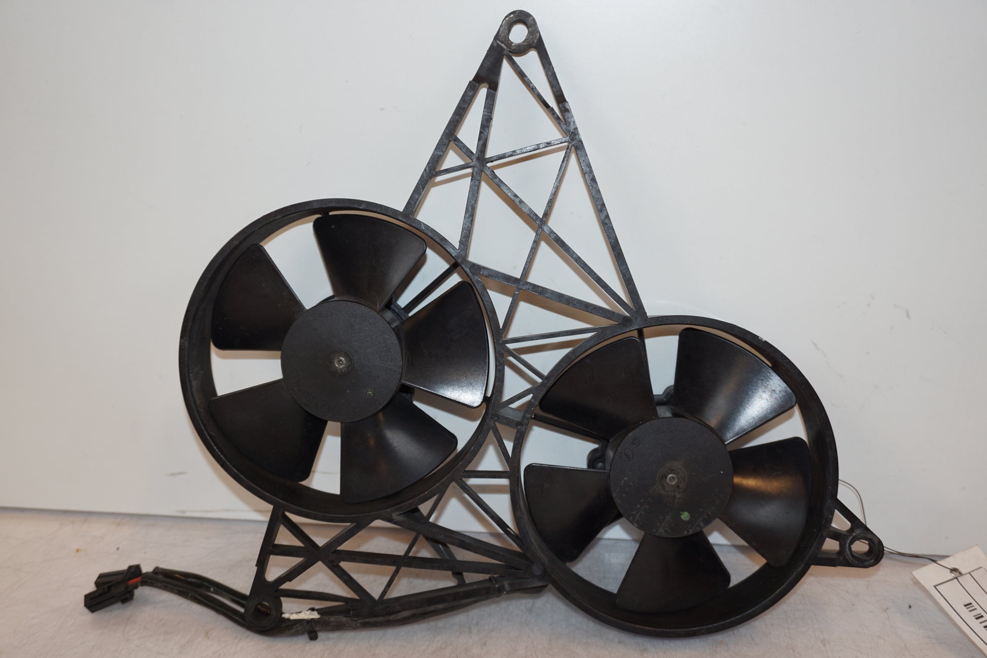 Framsidan på Vattenkylfläkt från en H-D V-Rod 1130 -2006 motorcykel.