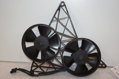 Framsidan på Vattenkylfläkt från en H-D V-Rod 1130 -2006 motorcykel.