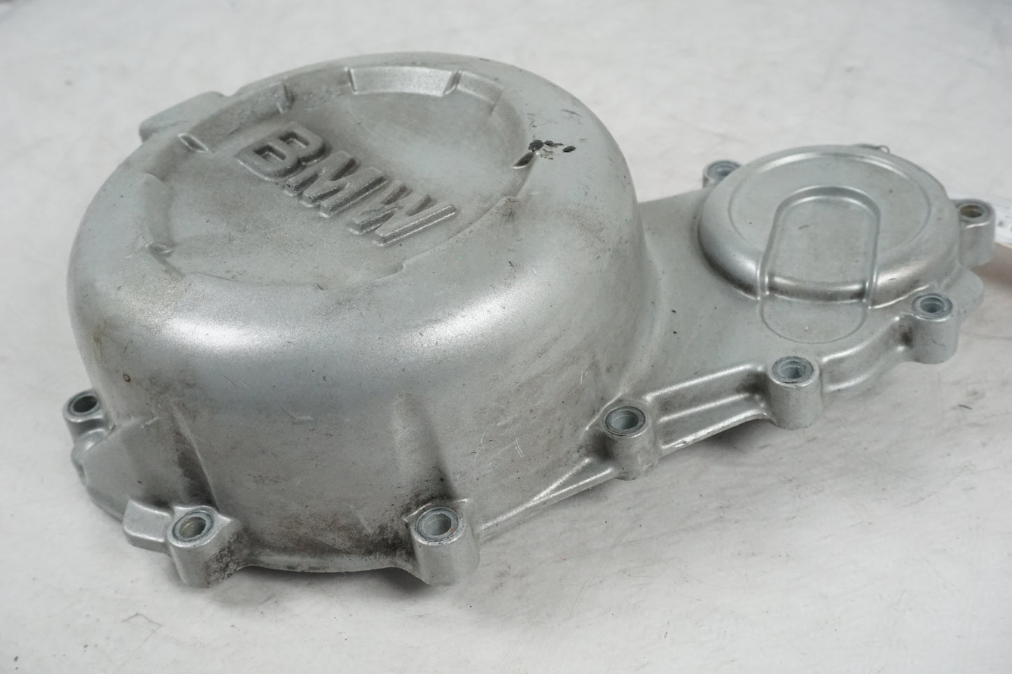 Baksidan på Generatorkåpa från en BMW F 650 GS -2010 motorcykel.