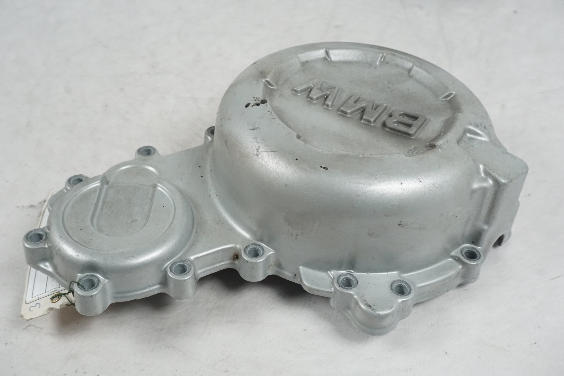 Snett uppifrån på Generatorkåpa från en BMW F 650 GS -2010 motorcykel.