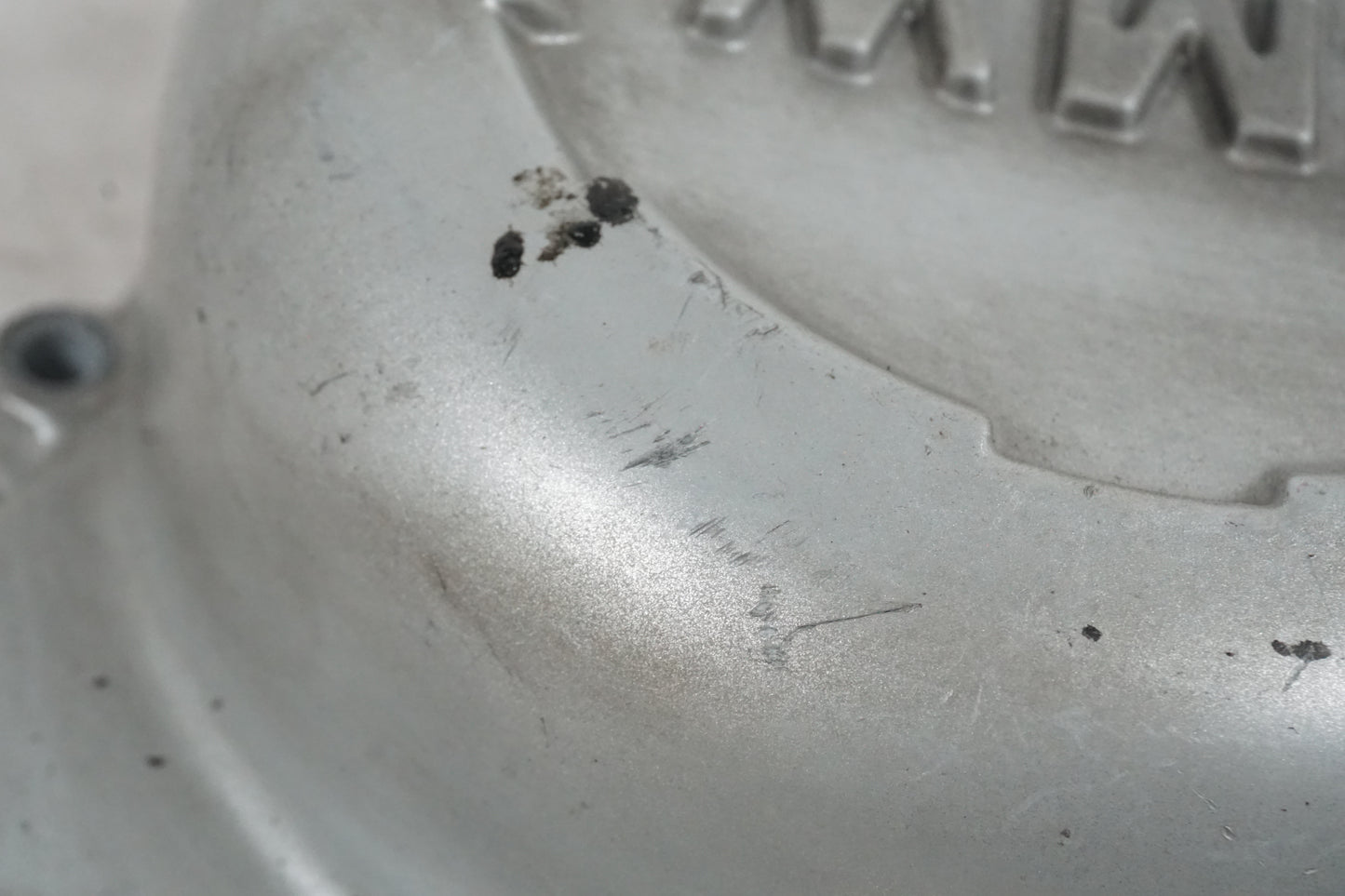 Snett nerifrån på Generatorkåpa från en BMW F 650 GS -2010 motorcykel.