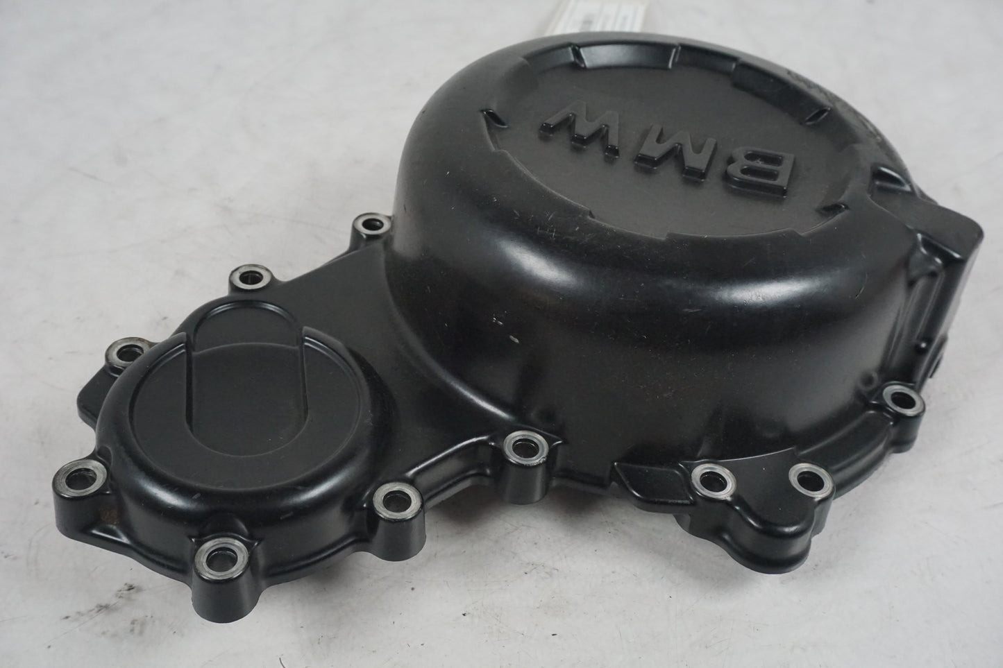 Vänster sida på Generatorkåpa från en BMW F 800 GS -2009 motorcykel.