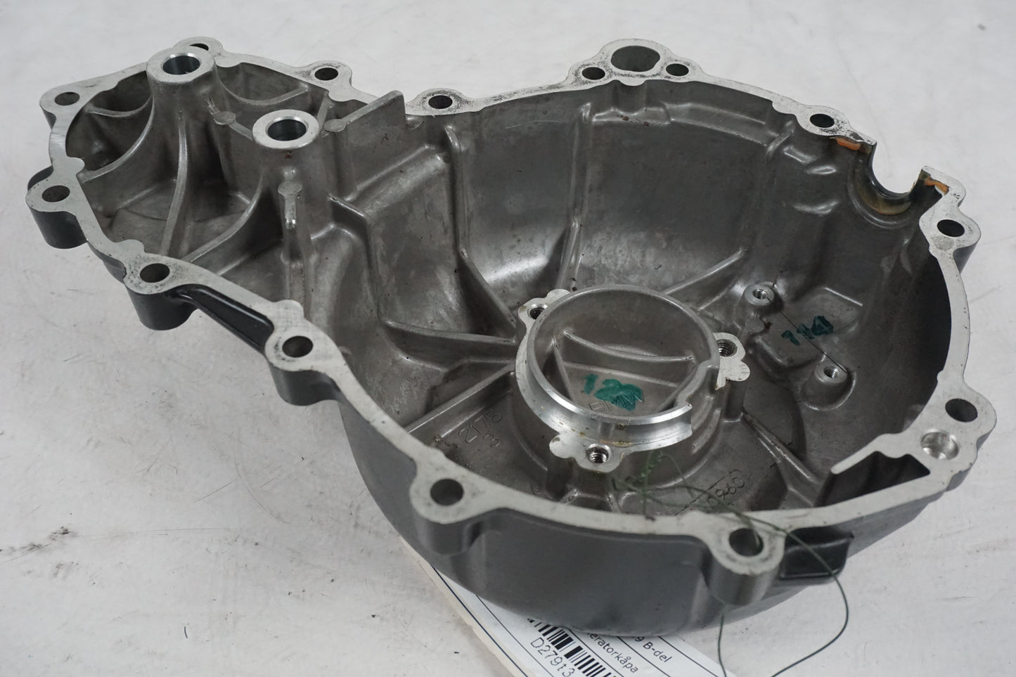 Snett uppifrån på Generatorkåpa från en BMW F 800 GS -2009 motorcykel.