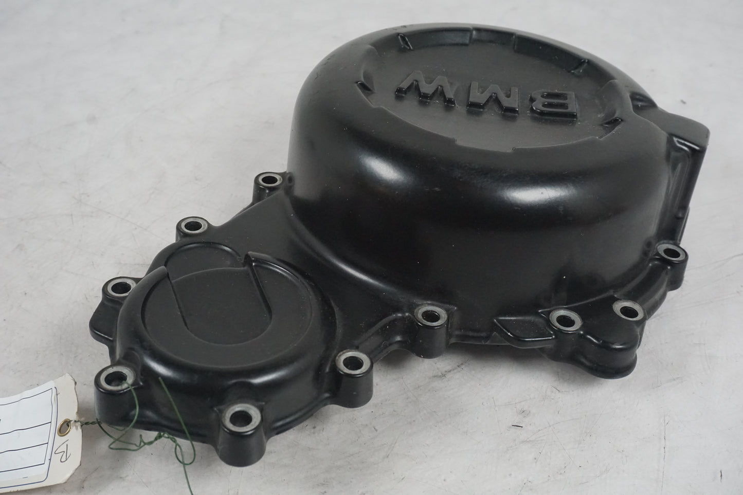 Vänster sida på Generatorkåpa från en BMW F 800 R -2008 motorcykel.