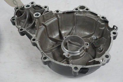 Snett uppifrån på Generatorkåpa från en BMW F 800 R -2008 motorcykel.