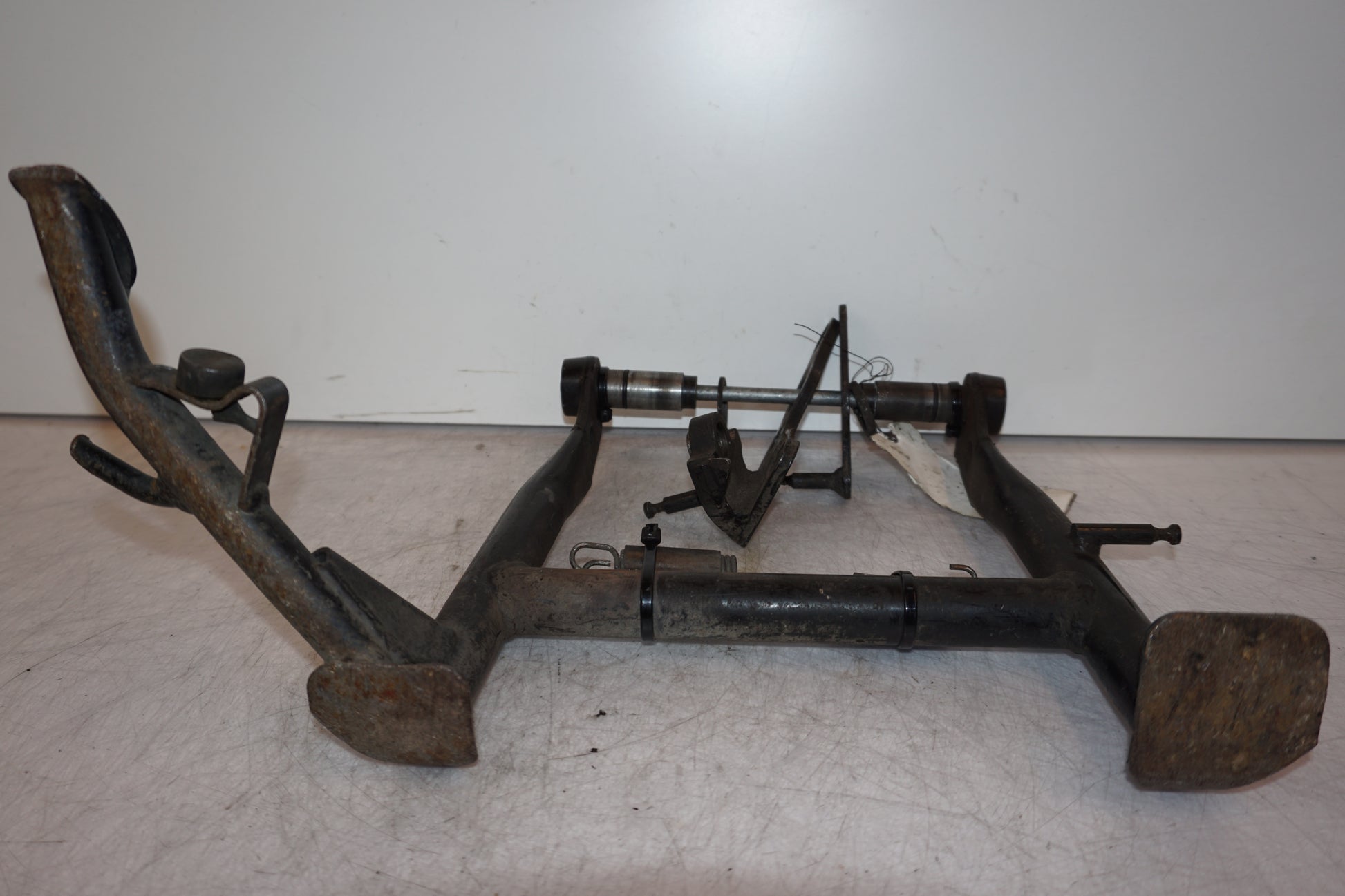 Baksidan på Centralstöd från en BMW K 1600 -2018 motorcykel.