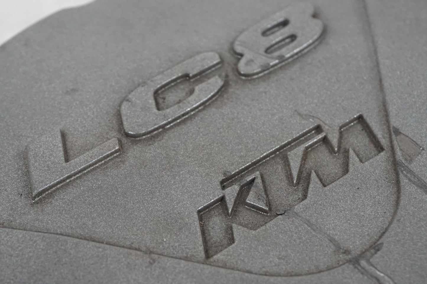 Baksidan på Generatorkåpa från en KTM 990 SMT -2012 motorcykel.