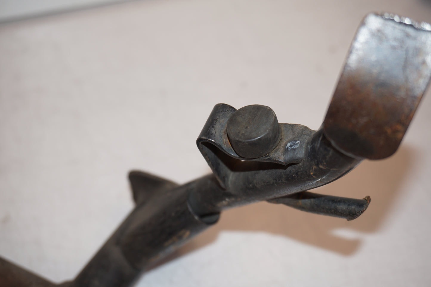 Vänster sida på Centralstöd från en BMW K 1600 -2018 motorcykel.