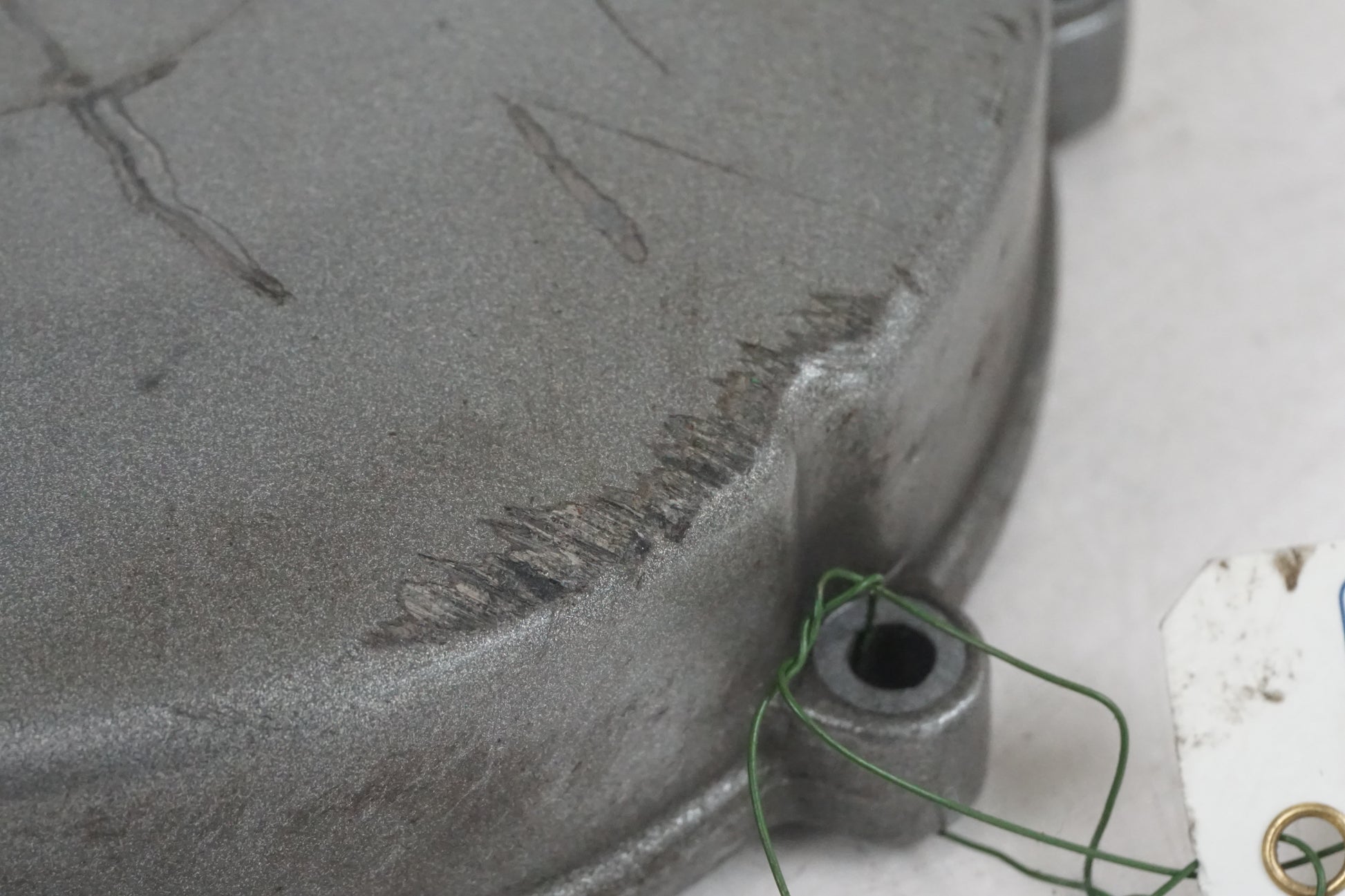 Vänster sida på Generatorkåpa från en KTM 990 SMT -2012 motorcykel.