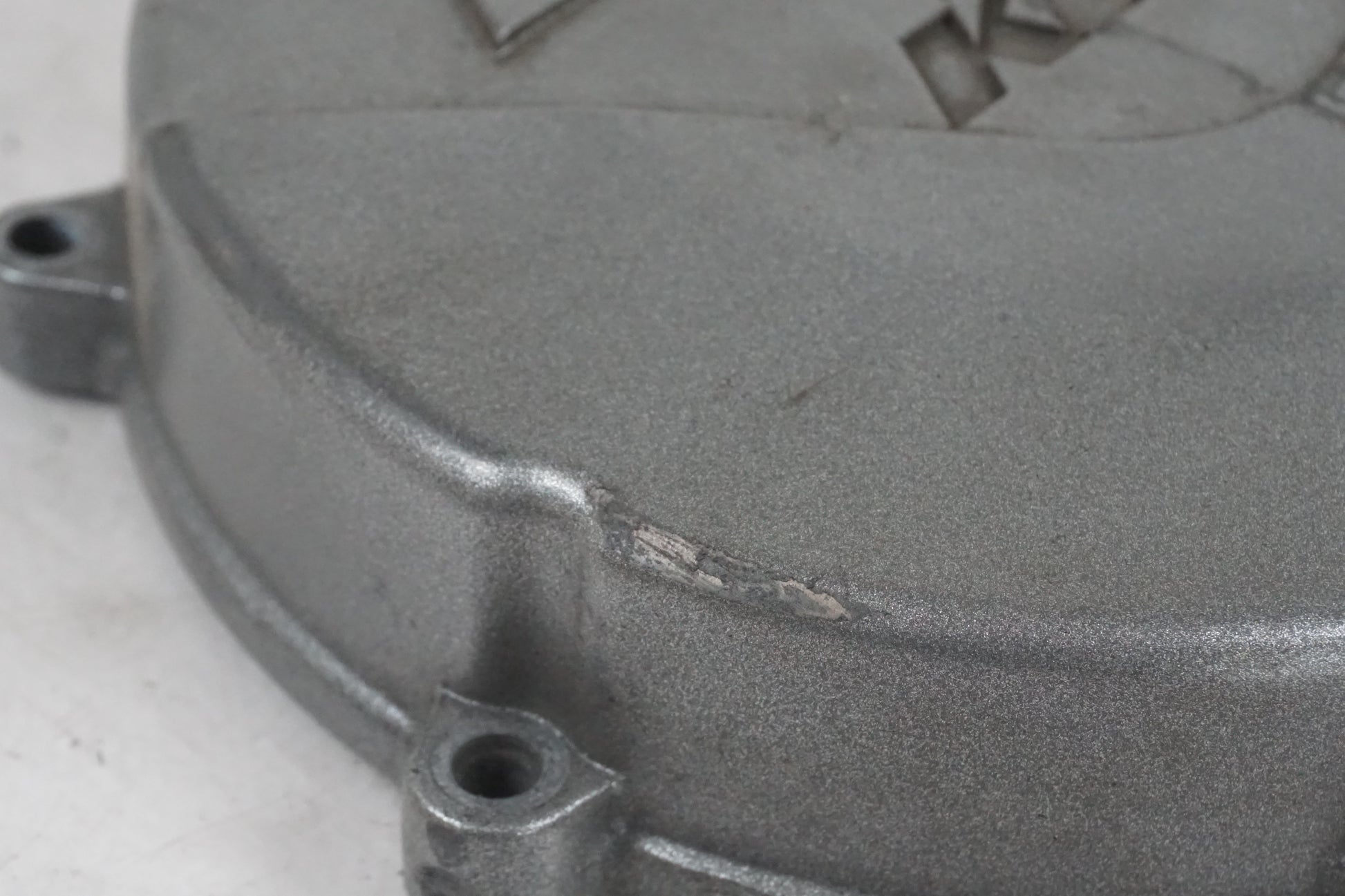 Snett uppifrån på Generatorkåpa från en KTM 990 SMT -2012 motorcykel.