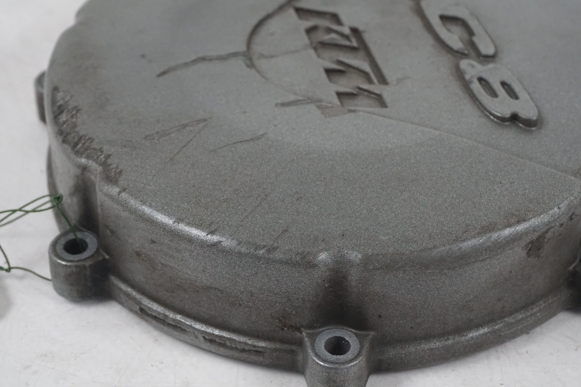 Snett nerifrån på Generatorkåpa från en KTM 990 SMT -2012 motorcykel.