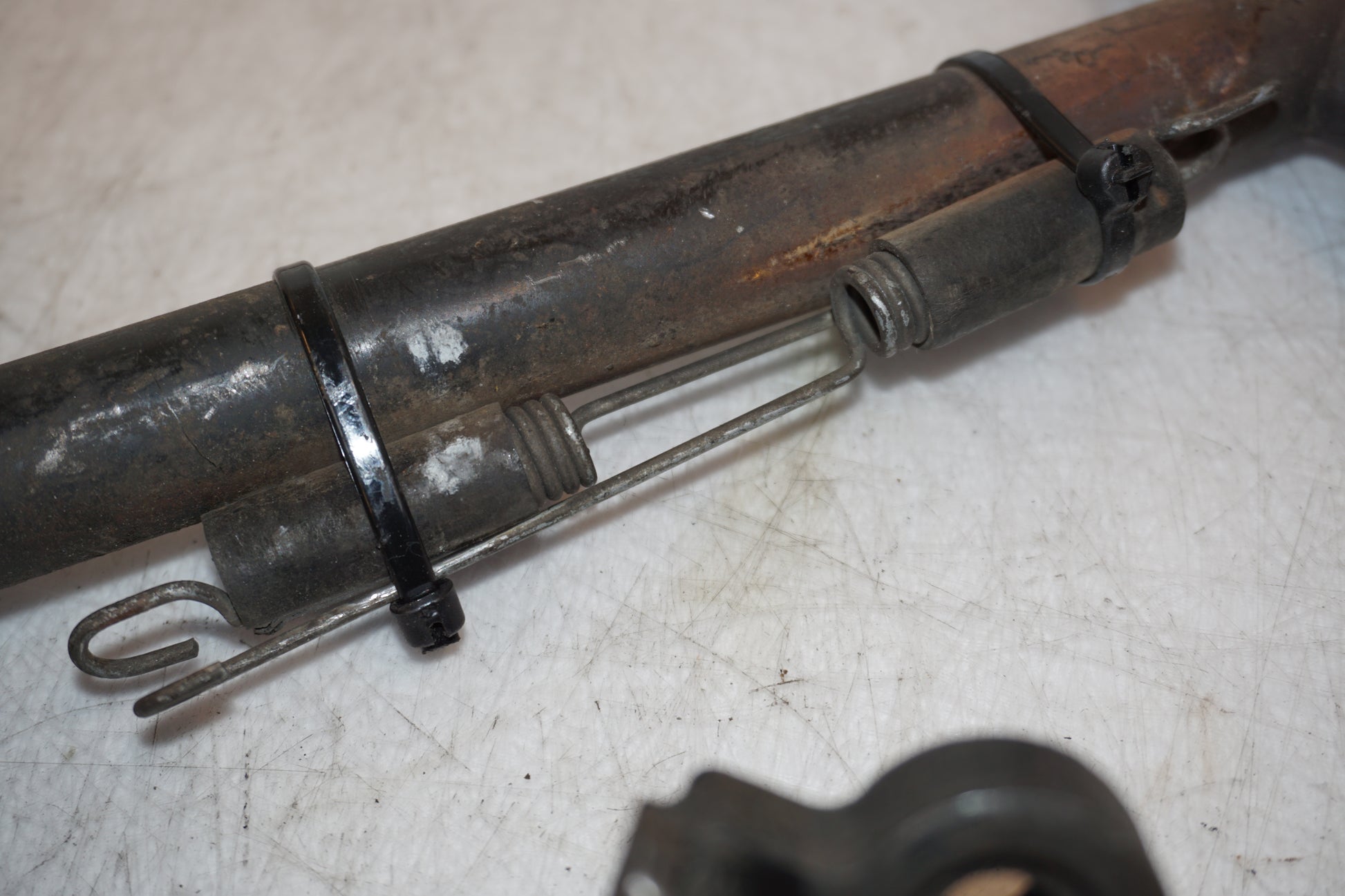 Extrabild5 på Centralstöd från en BMW K 1600 -2018 motorcykel.