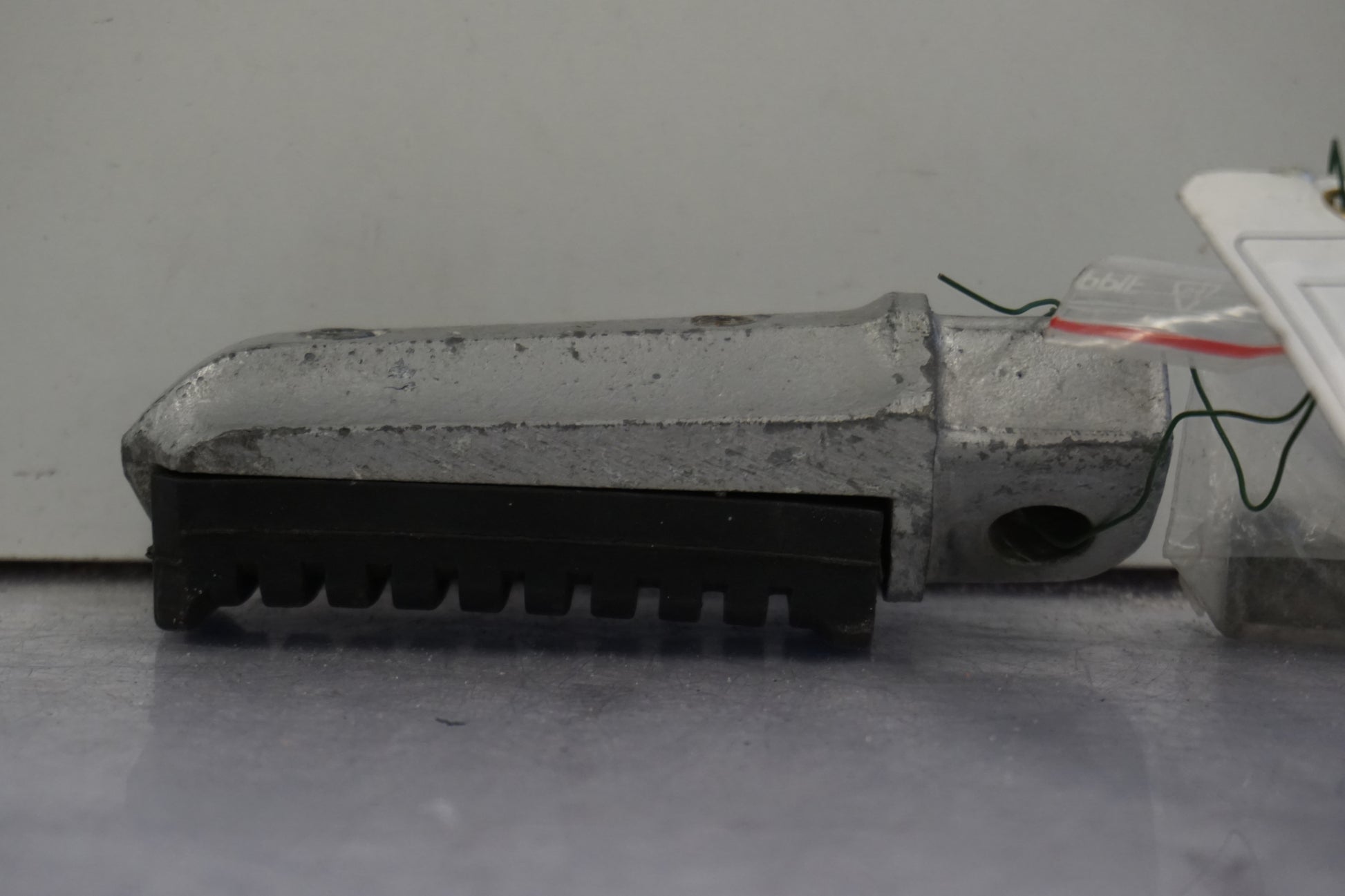 Vänster sida på Fotpinne från en Kawasaki VN 750 -1994 motorcykel.