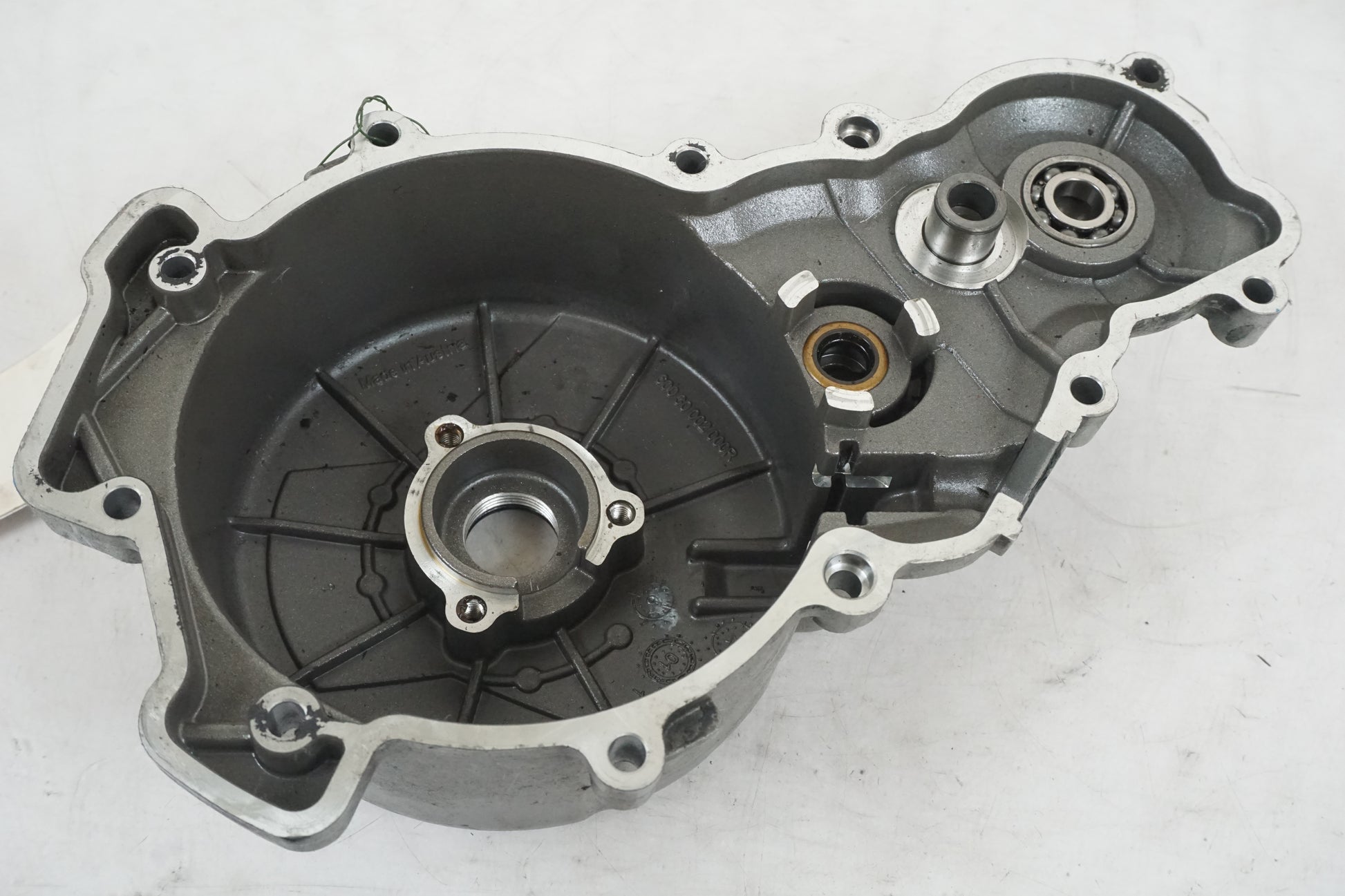 Snett nerifrån på Motorkåpa från en KTM 990 Super Duke -2005 motorcykel.