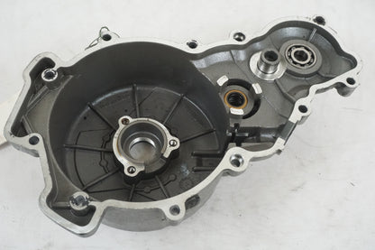 Snett nerifrån på Motorkåpa från en KTM 990 Super Duke -2005 motorcykel.