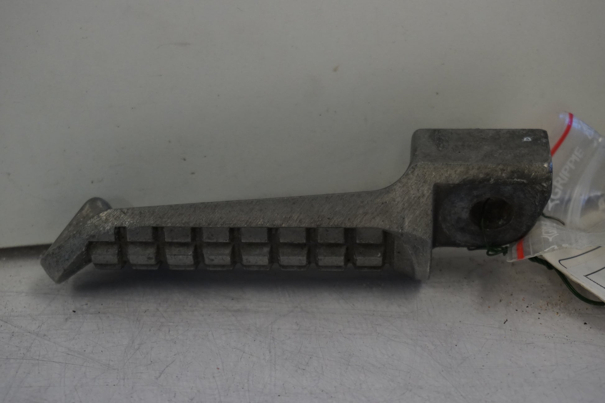 Vänster sida på Fotpinne från en Kawasaki ZXR 750 -1993 motorcykel.