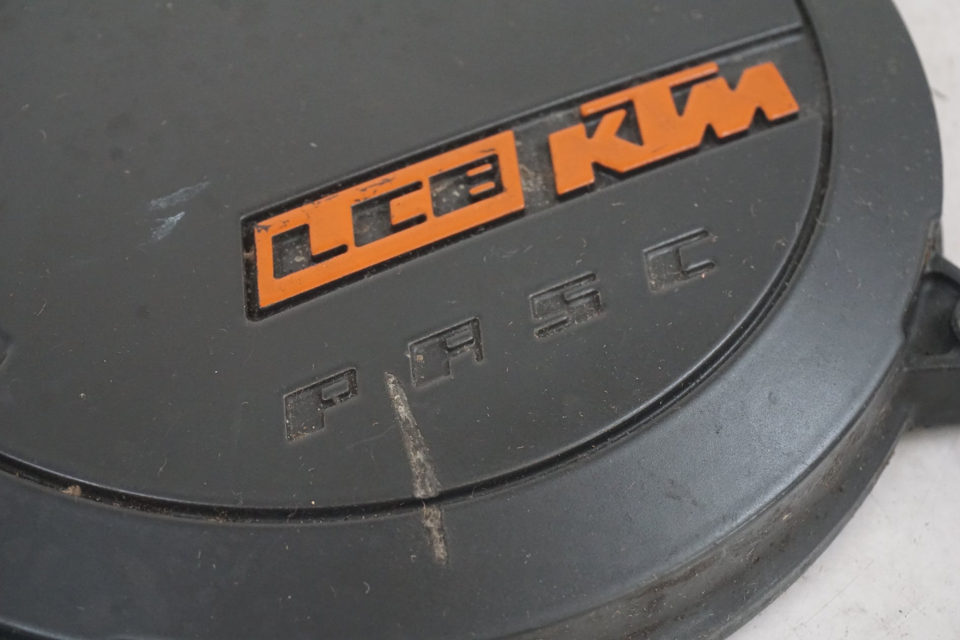 Baksidan på Generatorkåpa från en KTM 1190 Adventure -2013 motorcykel.