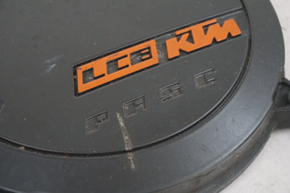 Baksidan på Generatorkåpa från en KTM 1190 Adventure -2013 motorcykel.