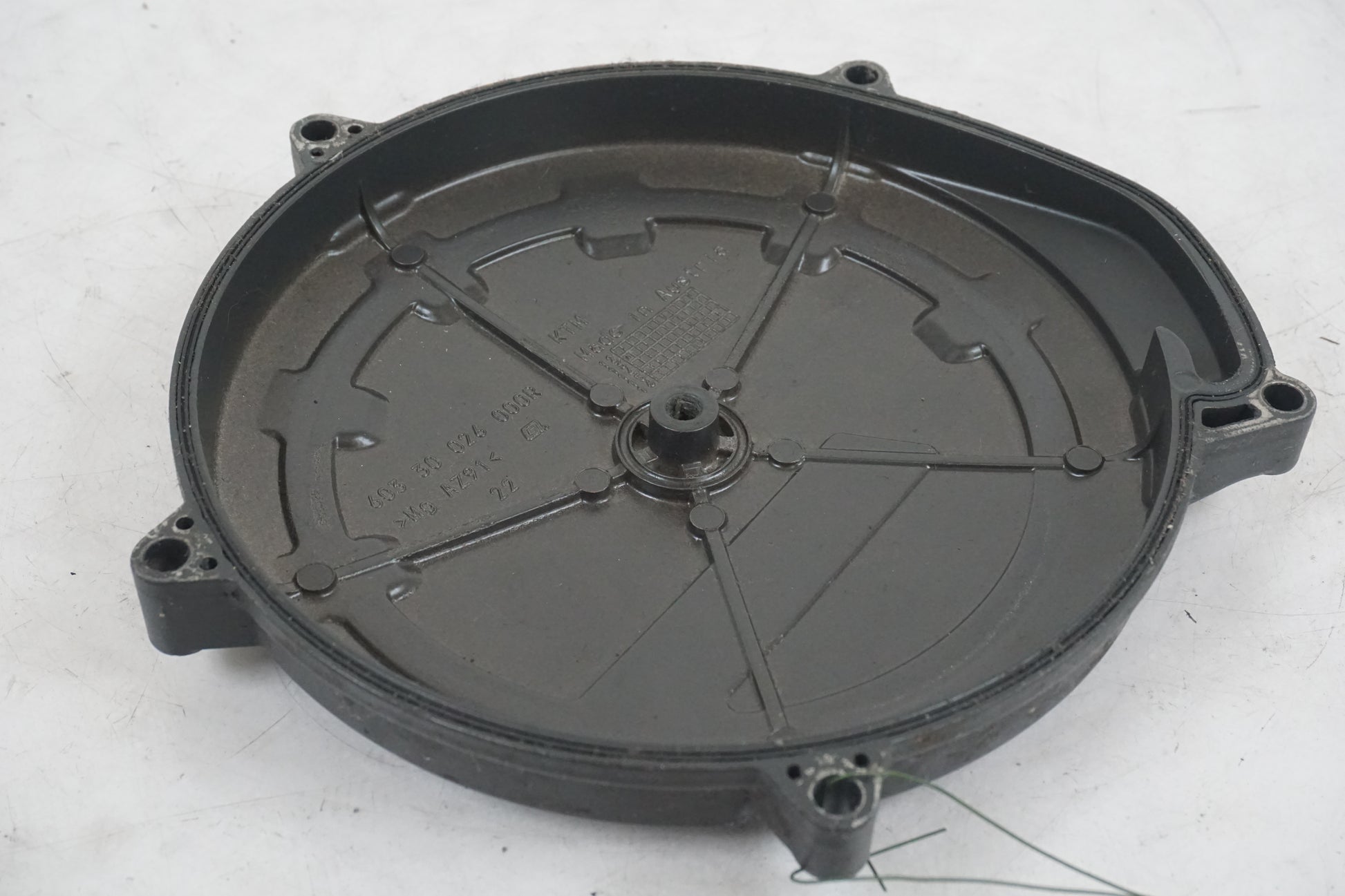 Vänster sida på Generatorkåpa från en KTM 1190 Adventure -2013 motorcykel.