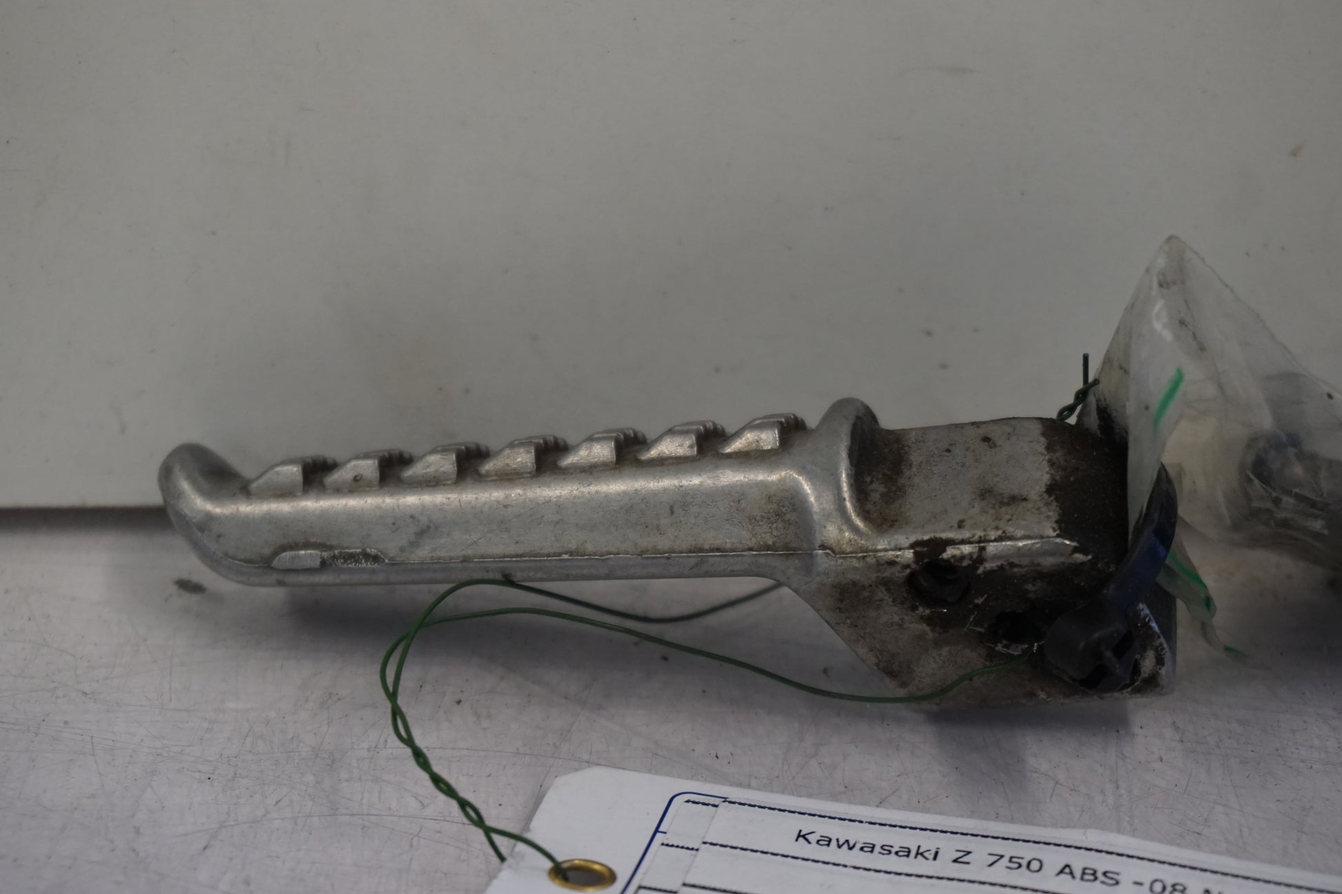 Baksidan på Fotpinne från en Kawasaki Z 750 -2008 motorcykel.