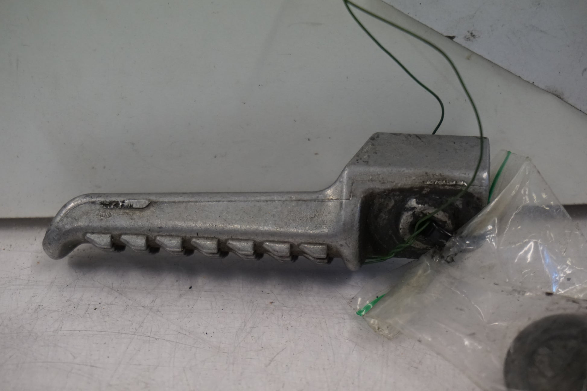 Vänster sida på Fotpinne från en Kawasaki Z 750 -2008 motorcykel.