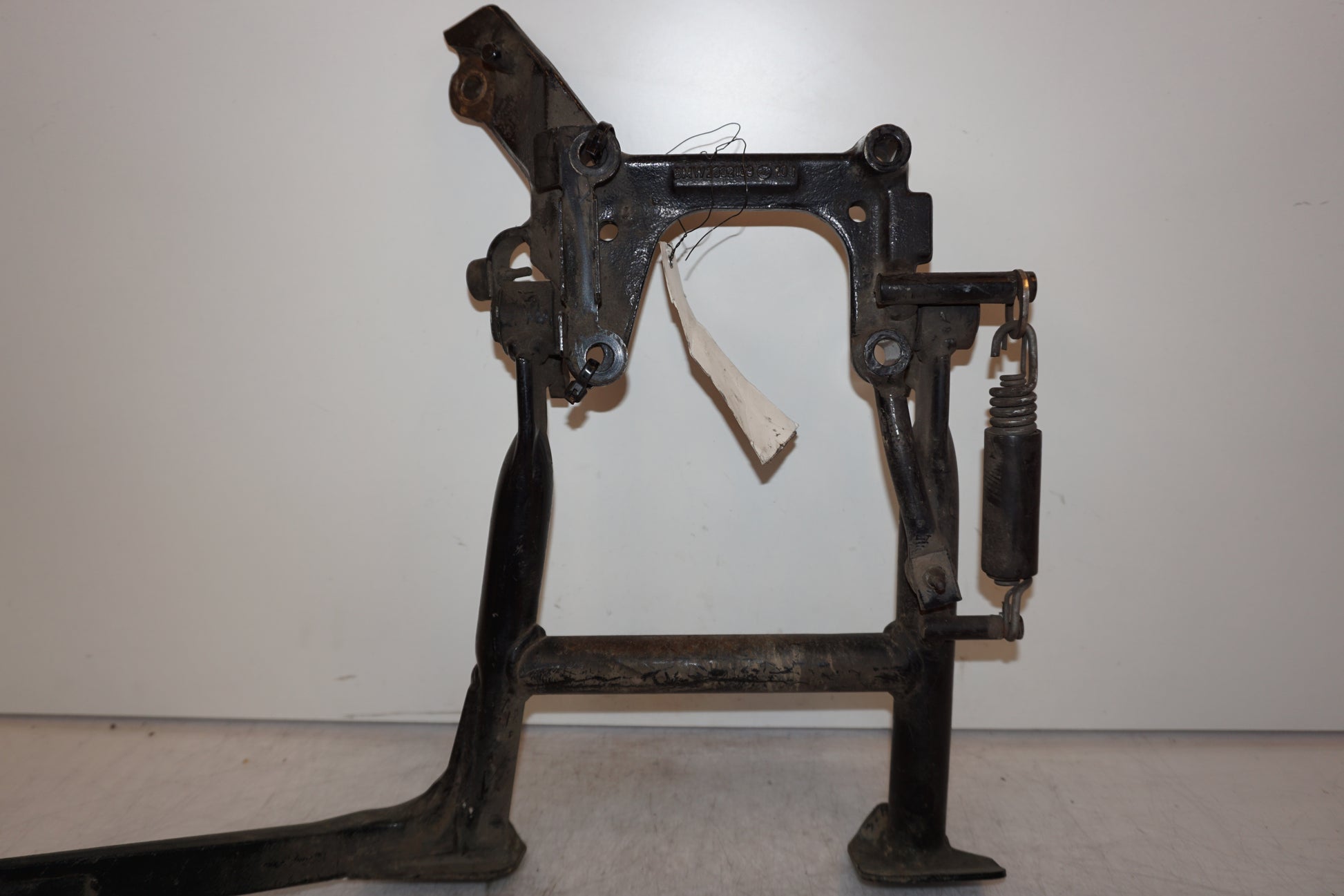 Baksidan på Centralstöd från en BMW K 1200 RS -1998 motorcykel.