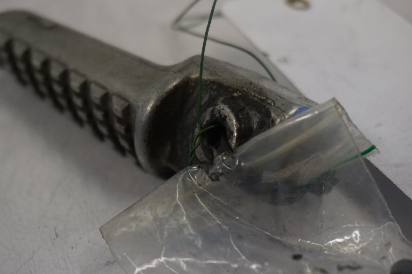 Snett nerifrån på Fotpinne från en Kawasaki Z 750 -2008 motorcykel.