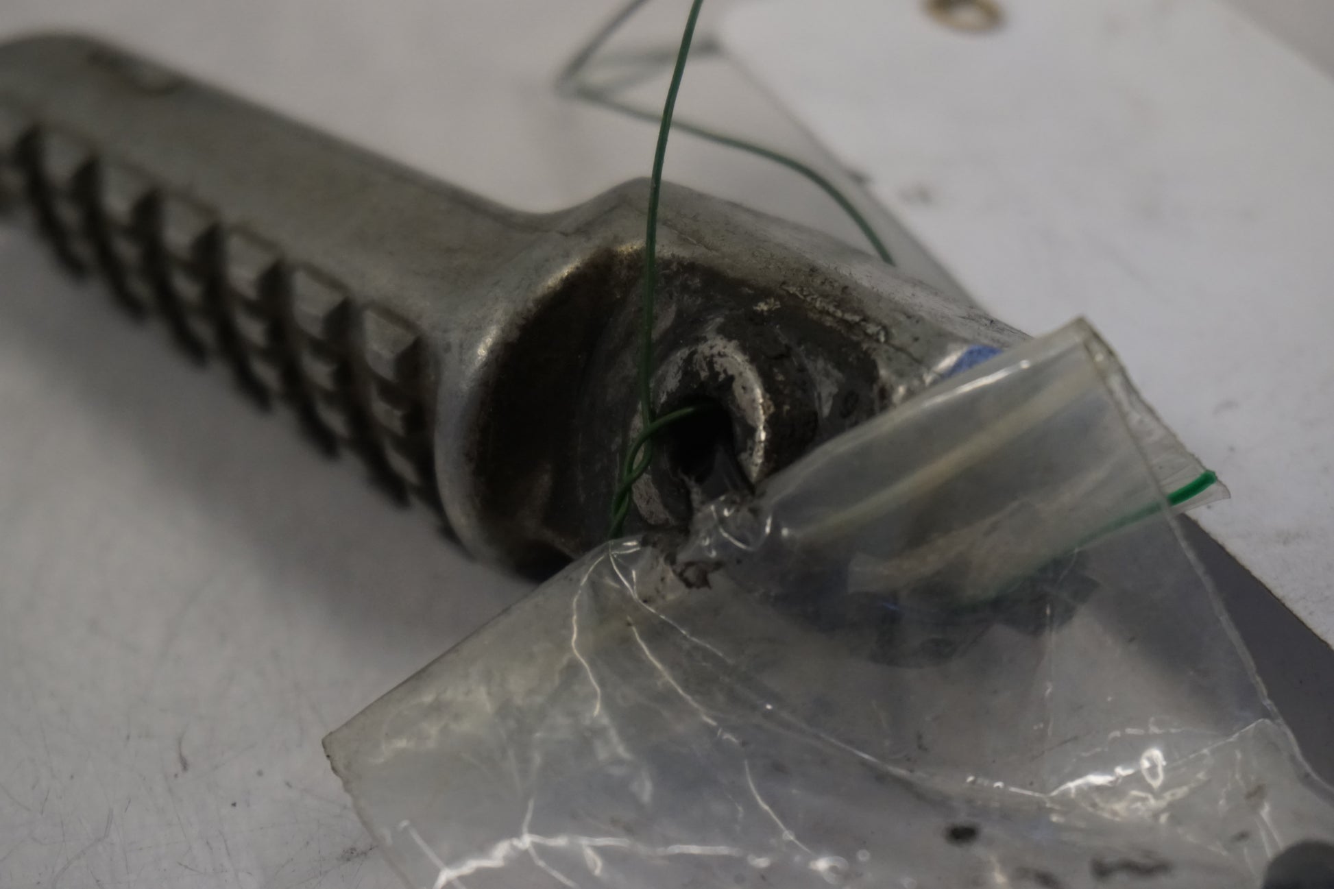 Snett nerifrån på Fotpinne från en Kawasaki Z 750 -2008 motorcykel.