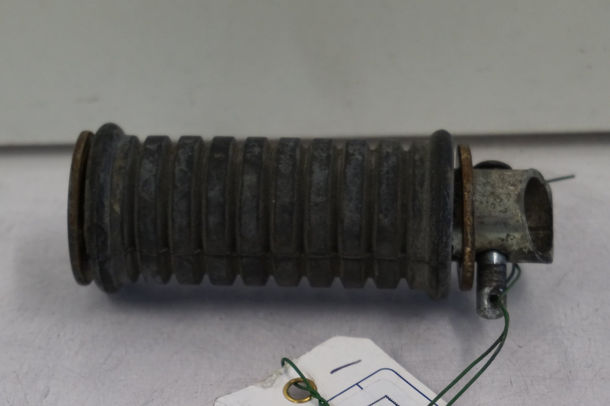 Höger sida på Fotpinne från en Kawasaki KDX 125 -1991 motorcykel.