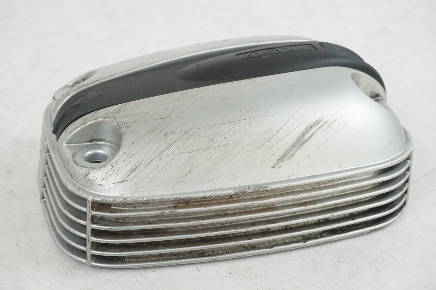 Baksidan på Ventilkåpa från en BMW R 1150 RT -2001 motorcykel.