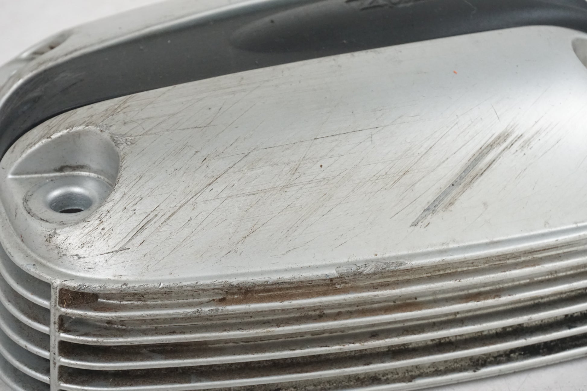 Höger sida på Ventilkåpa från en BMW R 1150 RT -2001 motorcykel.