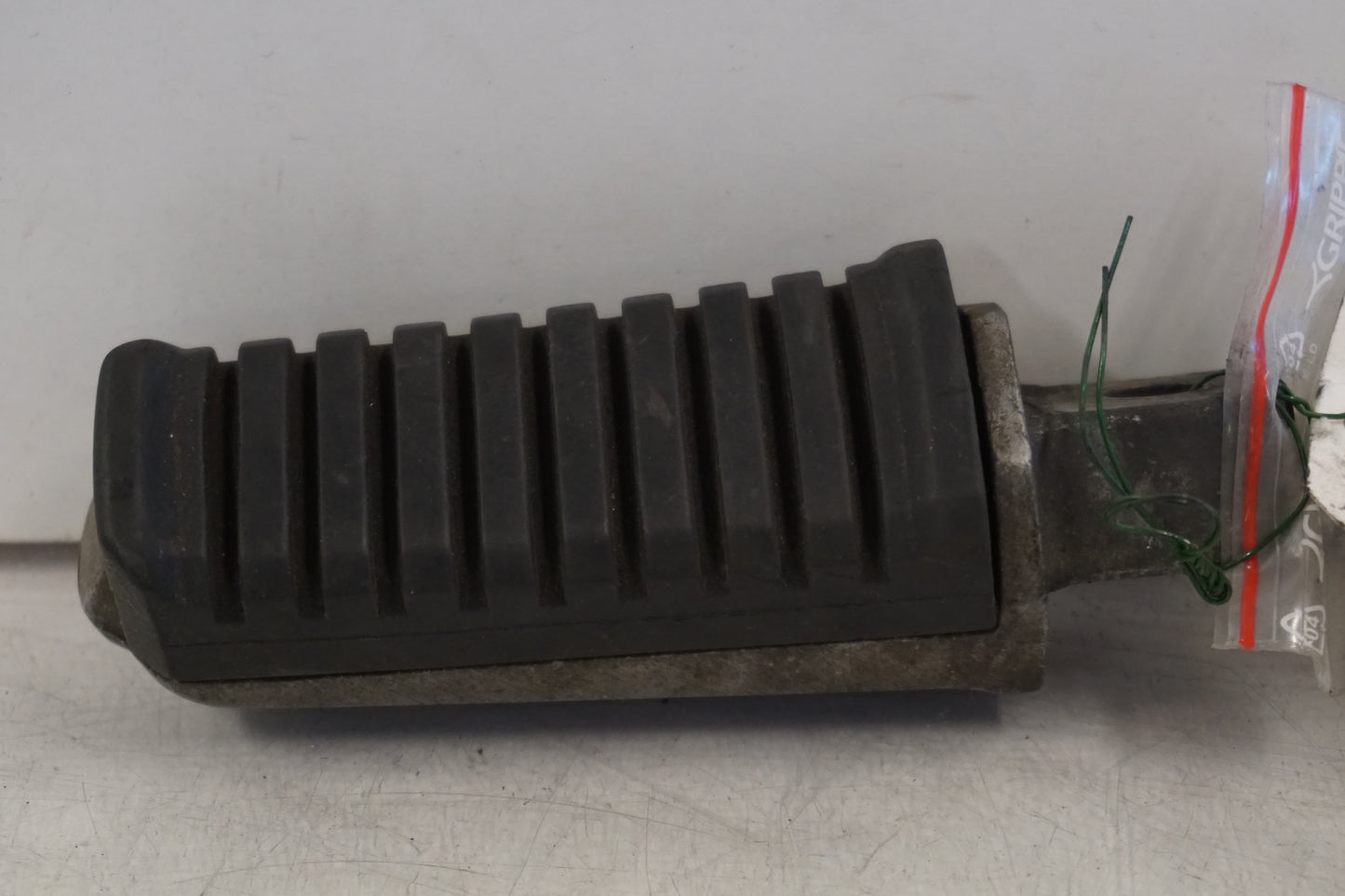 Framsidan på Fotpinne från en Kawasaki GPZ 600 R -1985 motorcykel.