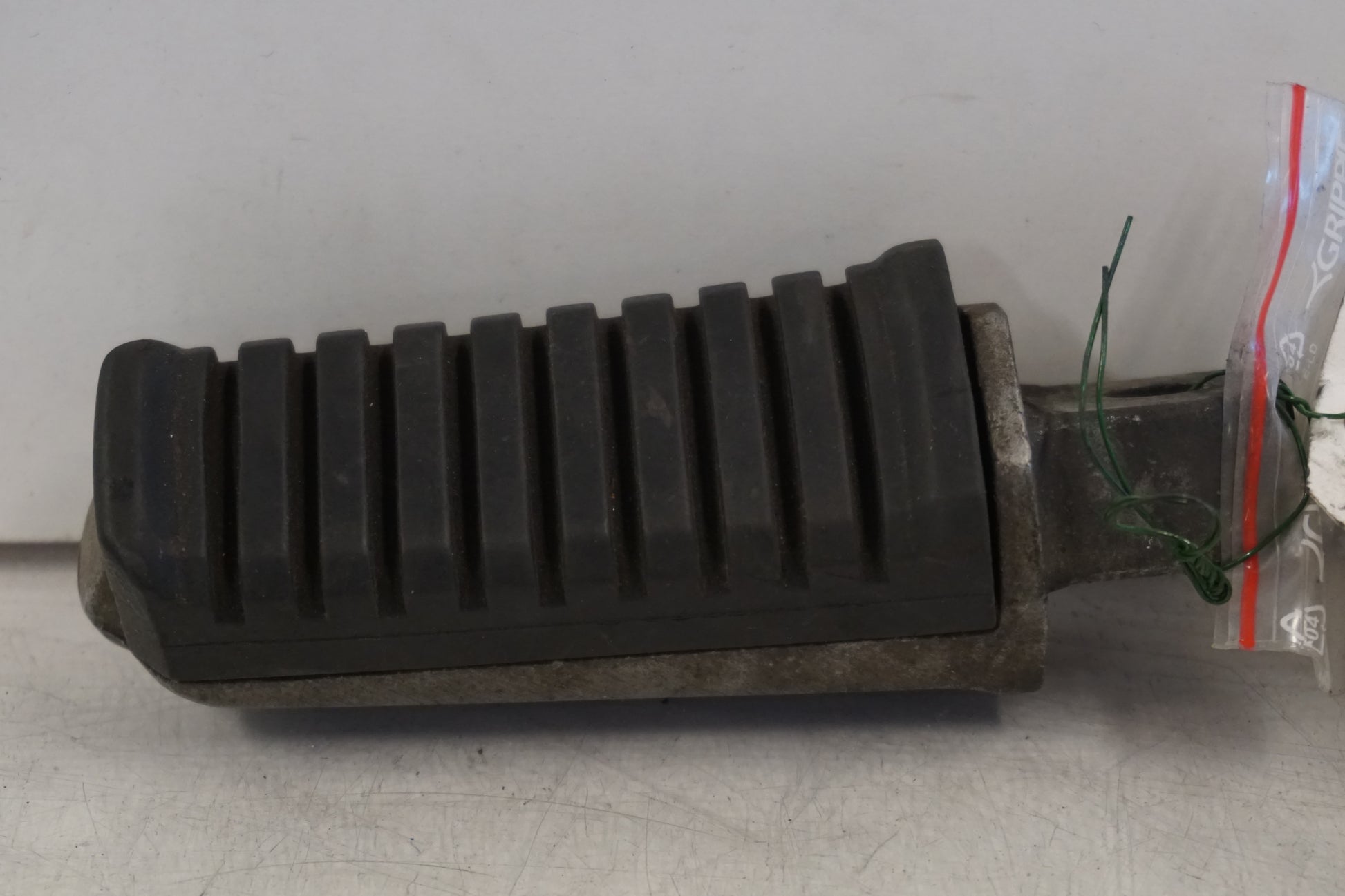 Framsidan på Fotpinne från en Kawasaki GPZ 600 R -1985 motorcykel.