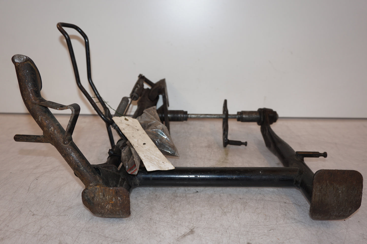 Baksidan på Centralstöd från en BMW R 1100 RT -1997 motorcykel.