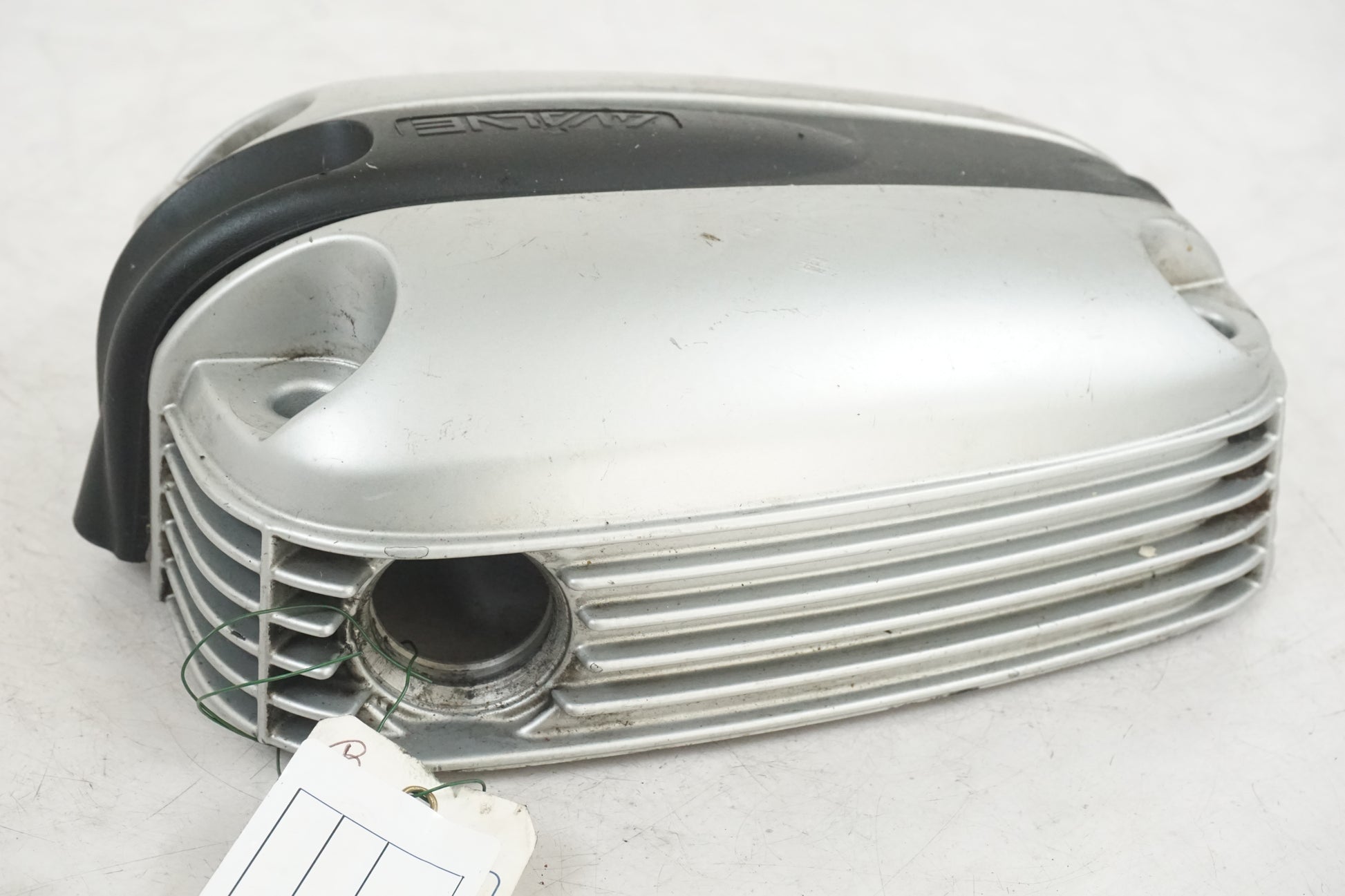 Snett uppifrån på Ventilkåpa från en BMW R 1150 RT -2001 motorcykel.