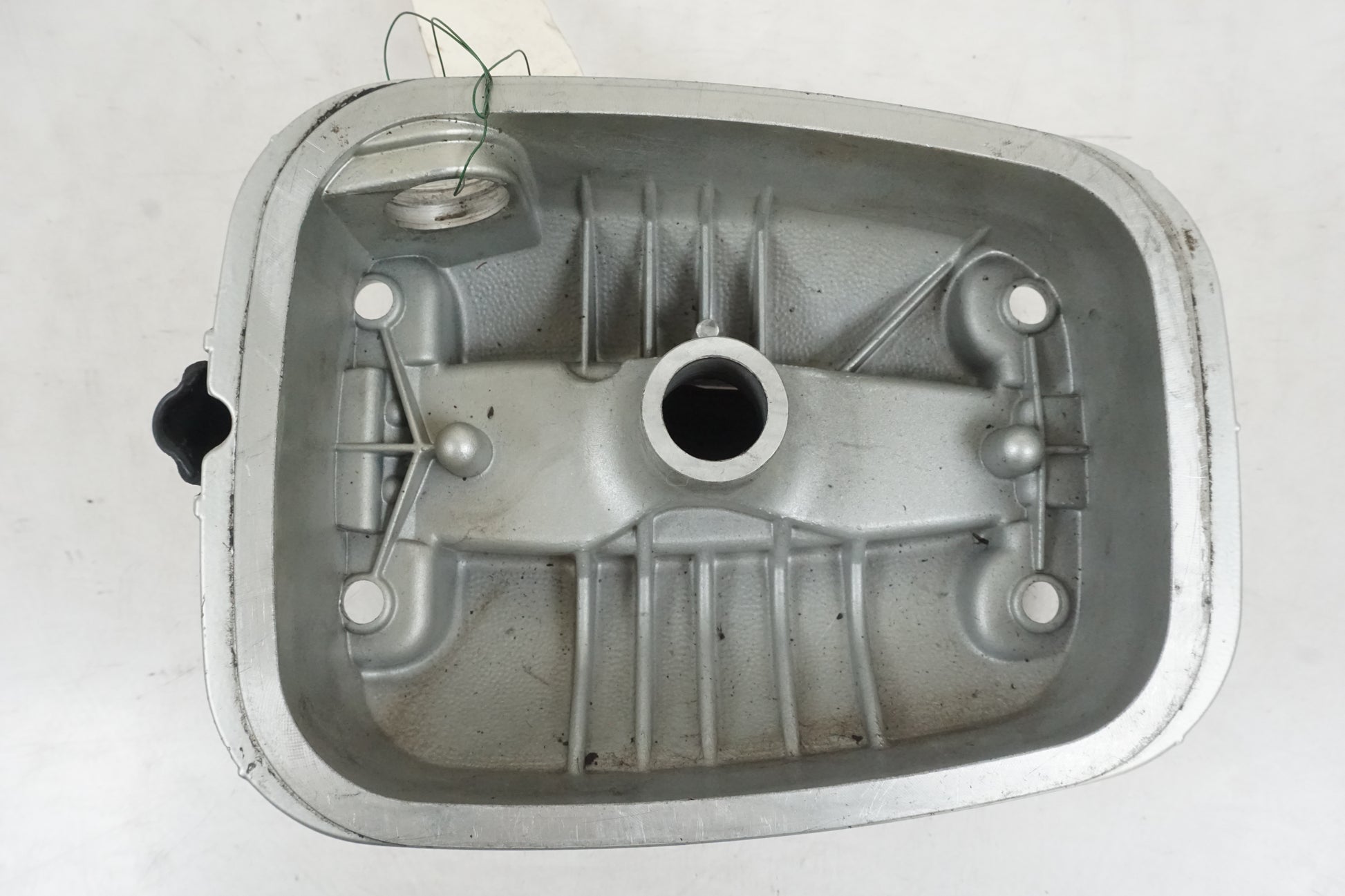 Snett nerifrån på Ventilkåpa från en BMW R 1150 RT -2001 motorcykel.