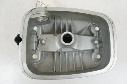 Snett nerifrån på Ventilkåpa från en BMW R 1150 RT -2001 motorcykel.