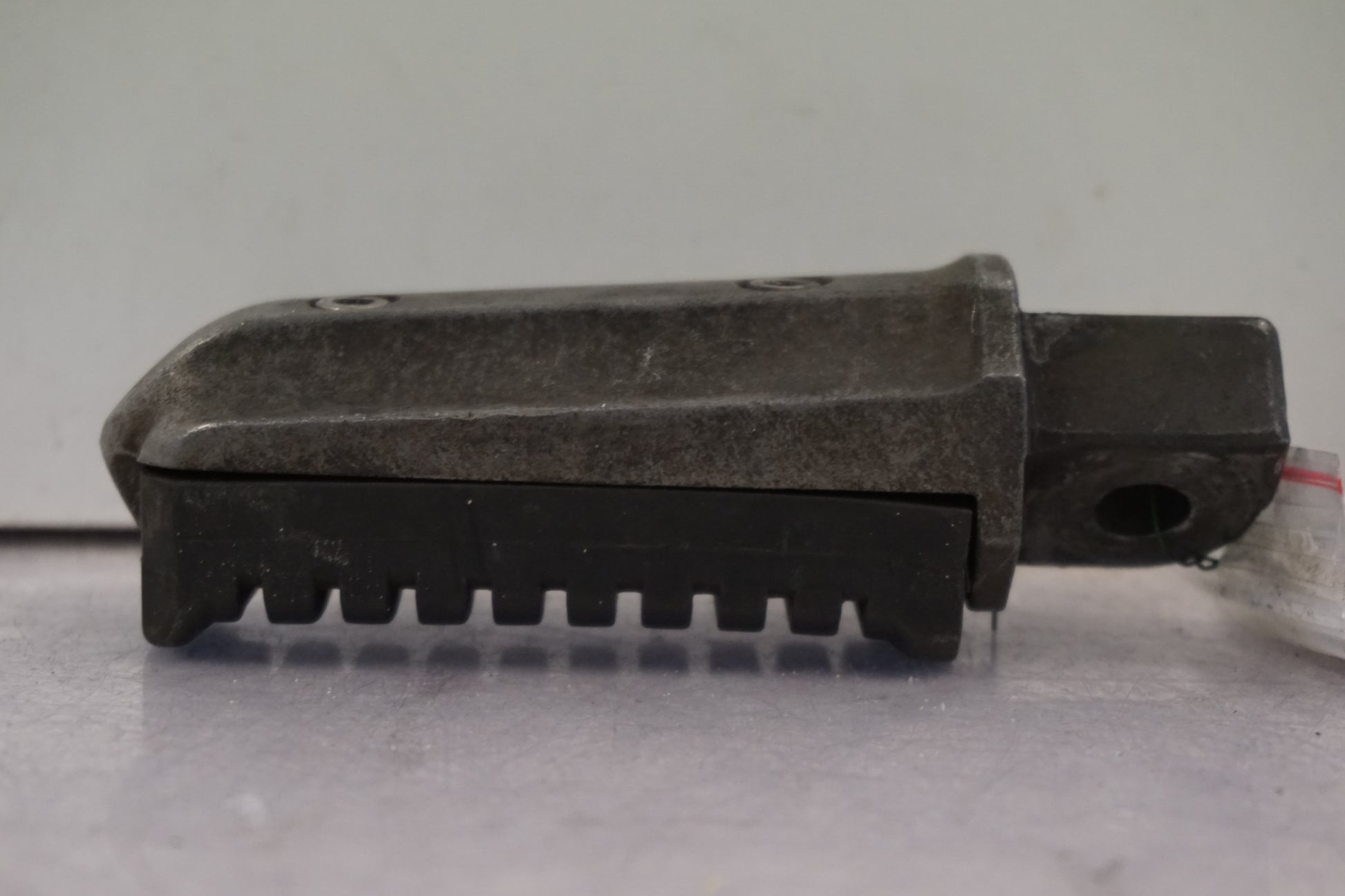 Vänster sida på Fotpinne från en Kawasaki GPZ 600 R -1985 motorcykel.