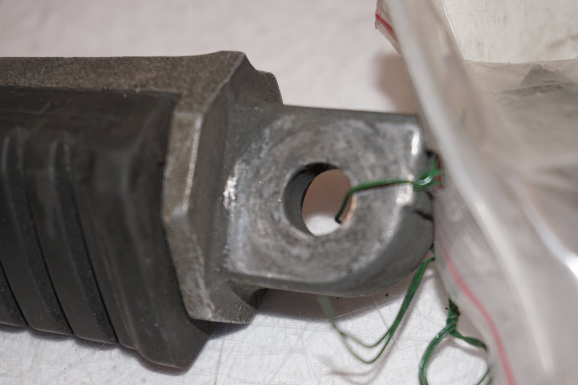 Snett nerifrån på Fotpinne från en Kawasaki GPZ 600 R -1985 motorcykel.