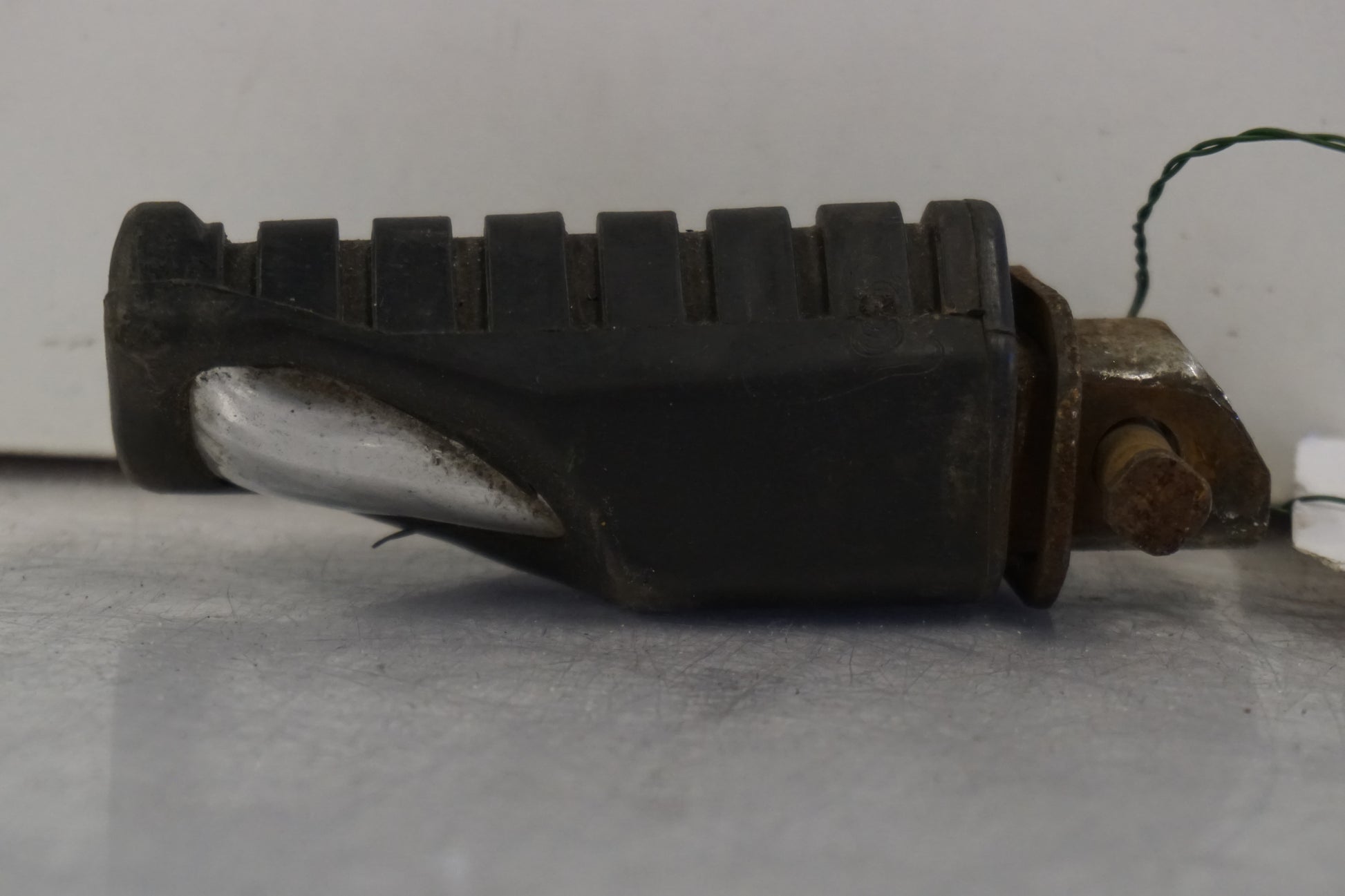 Baksidan på Fotpinne från en Kawasaki KLX 650 -1993 motorcykel.