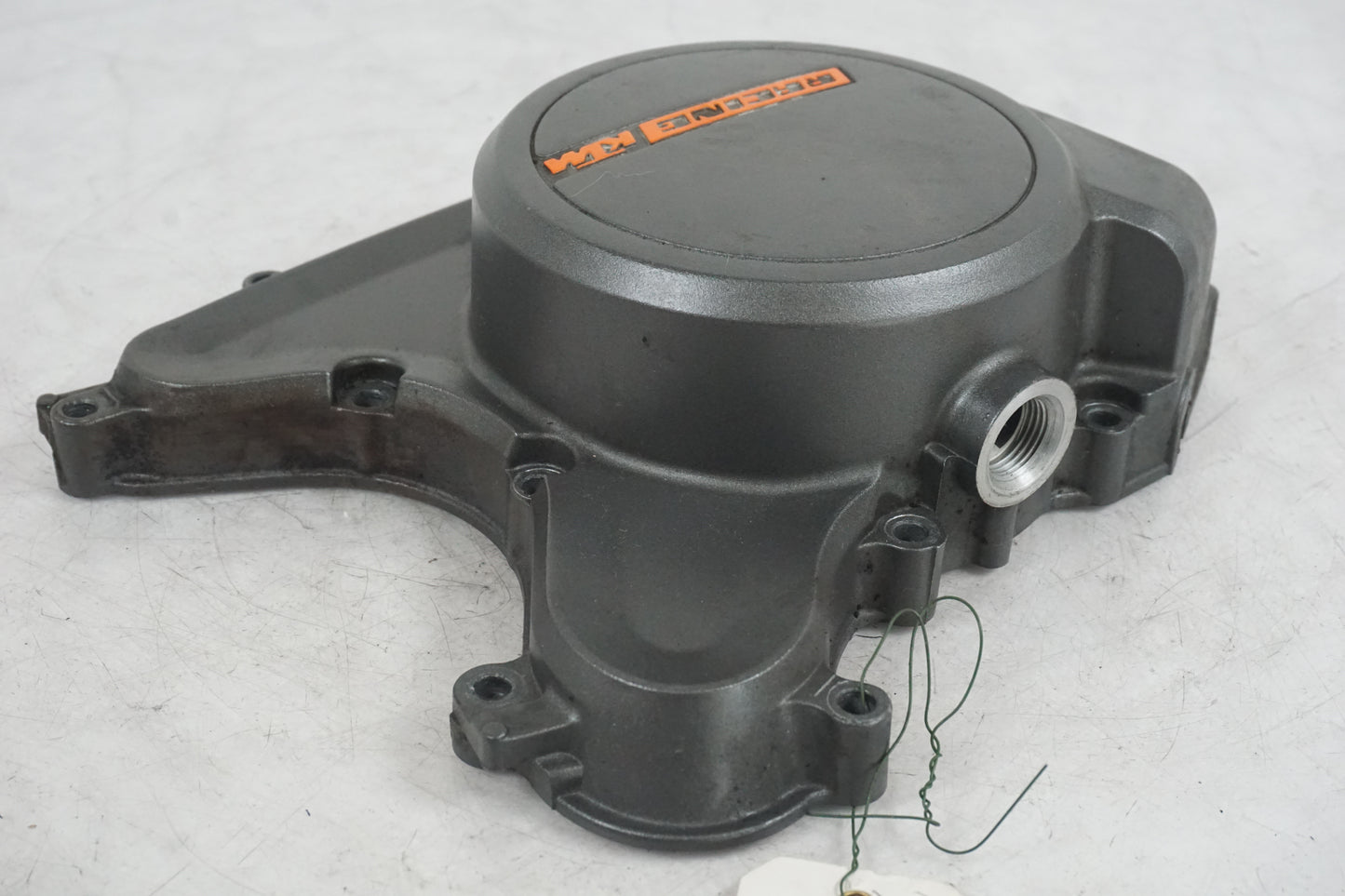 Snett uppifrån på Motorkåpa från en KTM 125 Duke -2012 motorcykel.