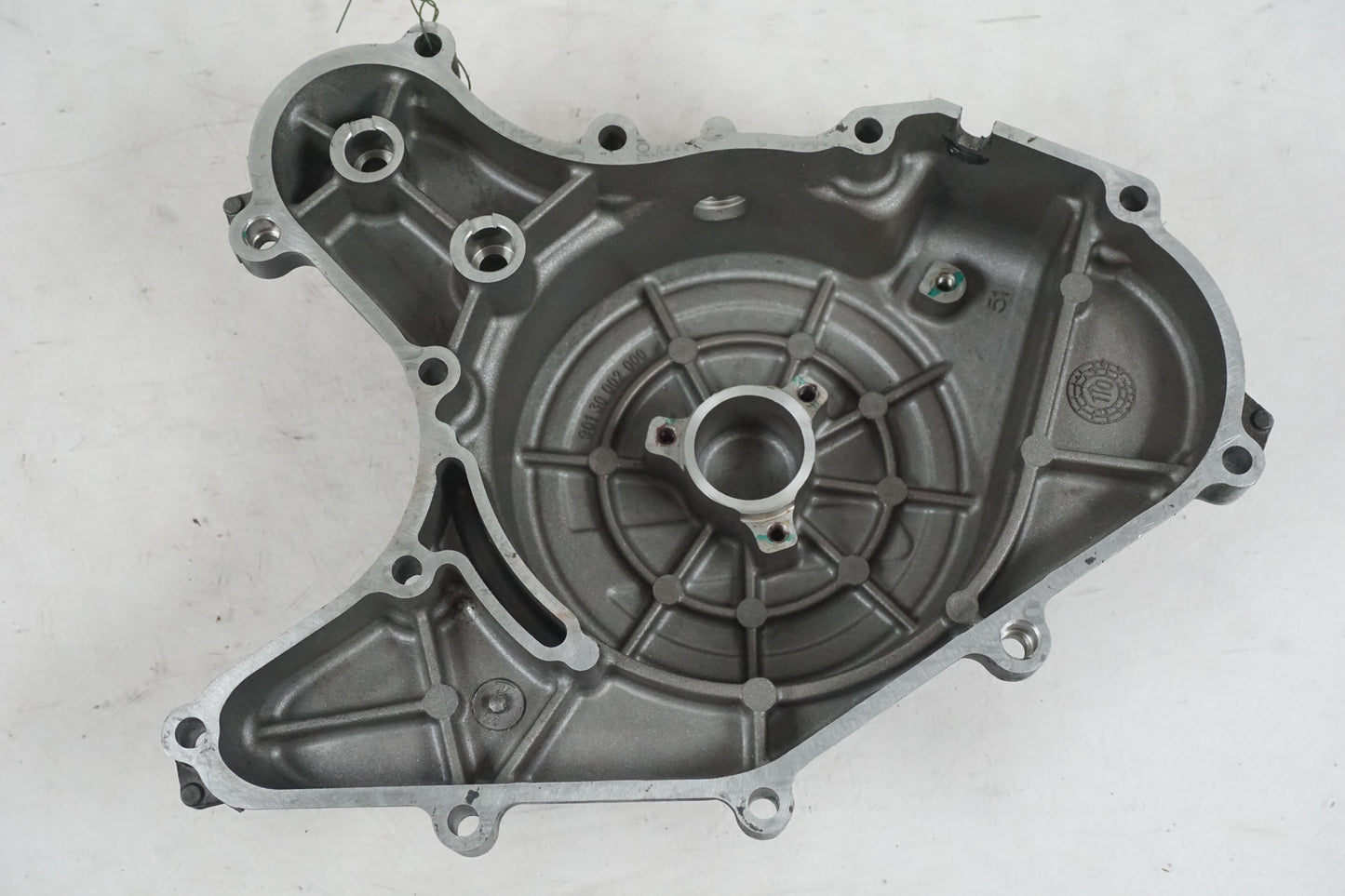 Snett nerifrån på Motorkåpa från en KTM 125 Duke -2012 motorcykel.