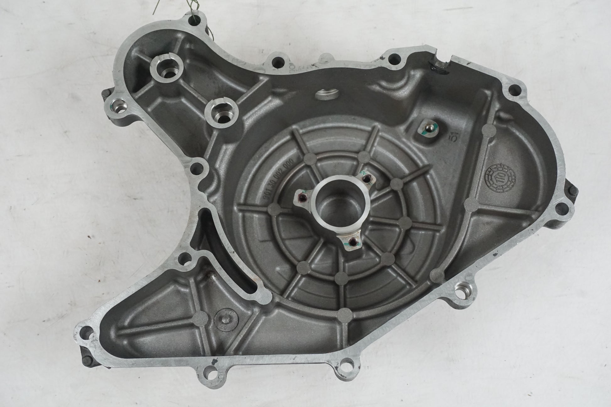 Snett nerifrån på Motorkåpa från en KTM 125 Duke -2012 motorcykel.