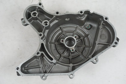 Snett nerifrån på Motorkåpa från en KTM 125 Duke -2012 motorcykel.