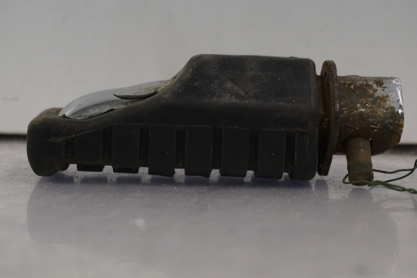 Vänster sida på Fotpinne från en Kawasaki KLX 650 -1993 motorcykel.