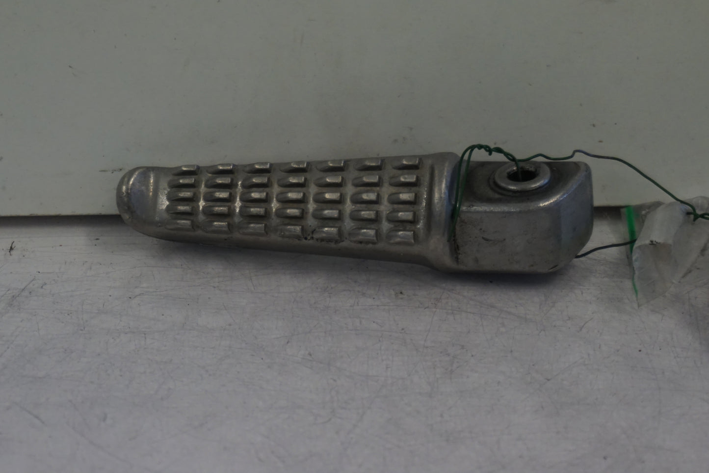 Framsidan på Fotpinne från en Kawasaki Versys 650 -2007 motorcykel.