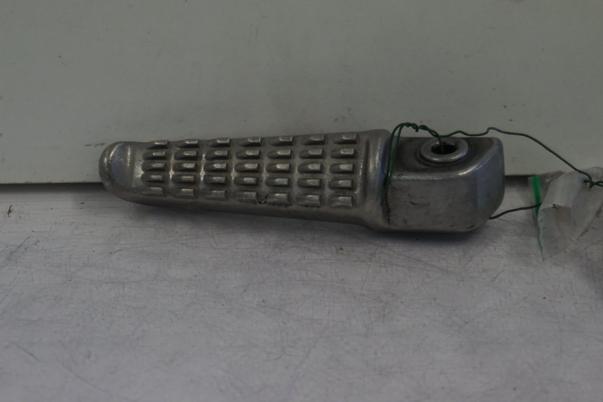 Framsidan på Fotpinne från en Kawasaki Versys 650 -2007 motorcykel.