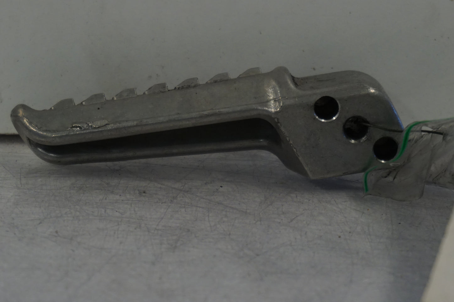 Baksidan på Fotpinne från en Kawasaki Versys 650 -2007 motorcykel.